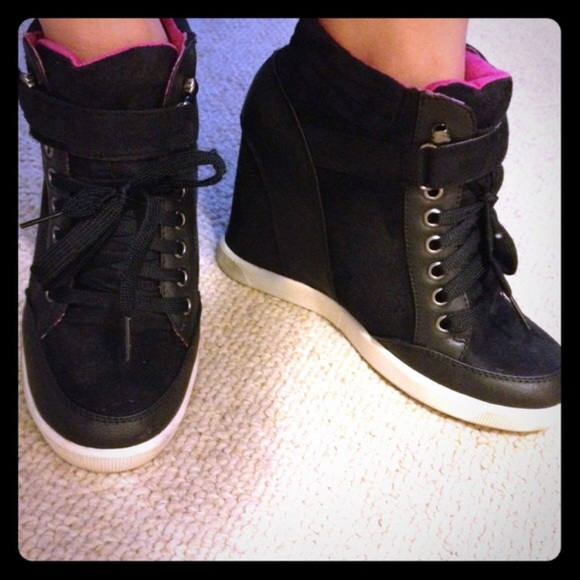 dsw wedge tennis shoes